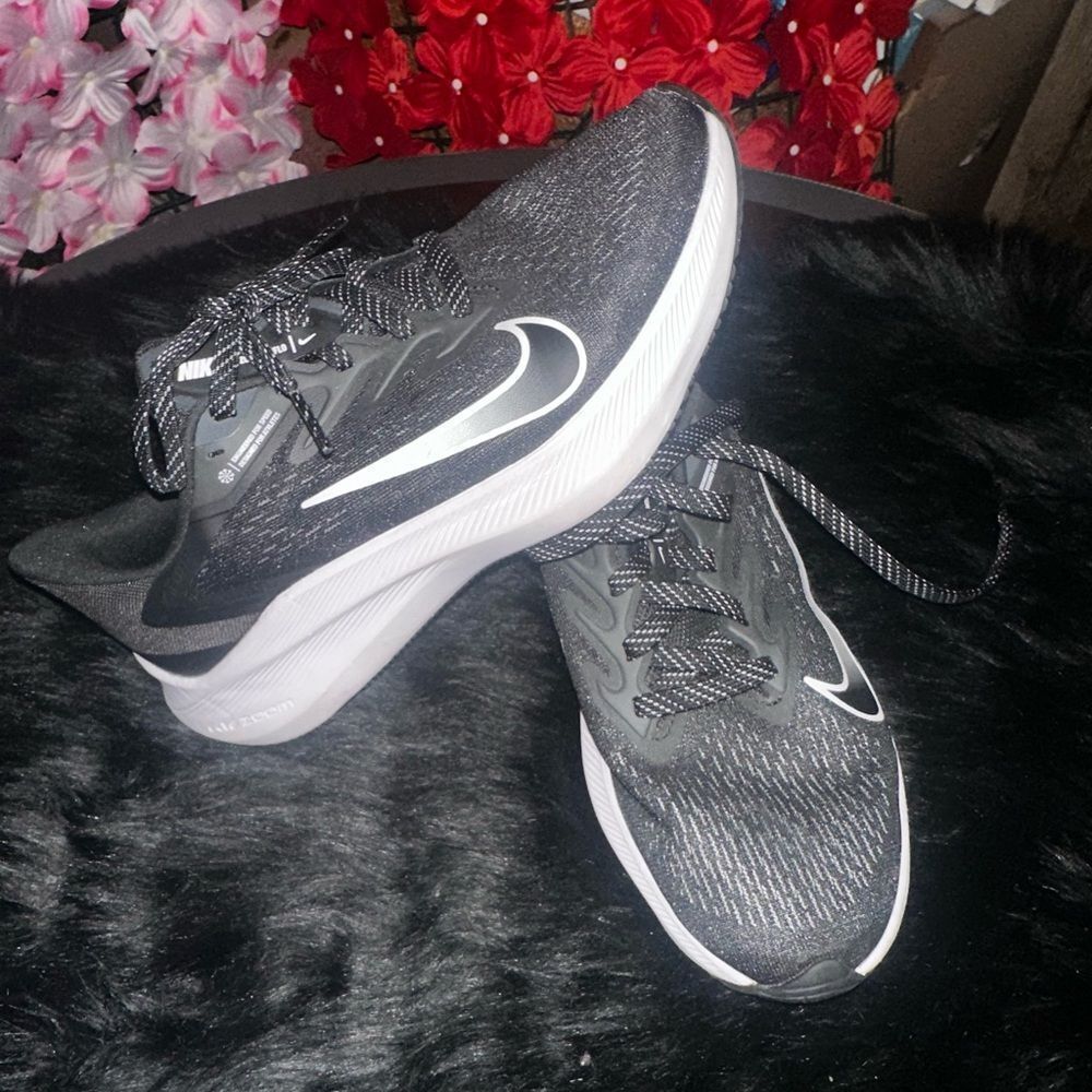 Nike Women’s Air Zoom Winflo 7 Black and White Running Shoes. Size 7.5 - Picture 8 of 8
